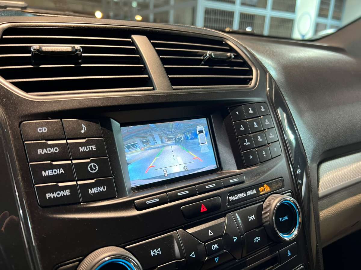 Ford Explorer — foto 13 de 21