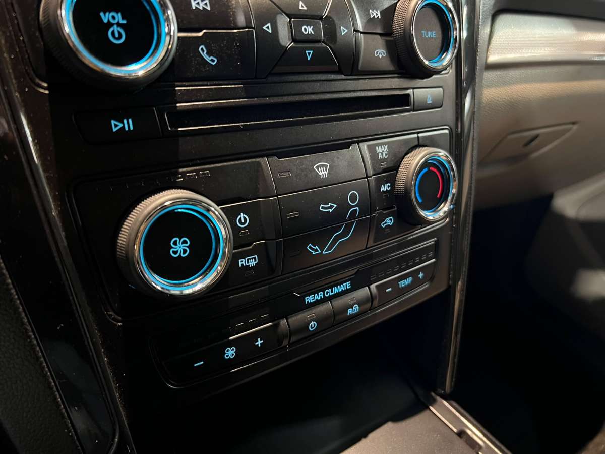 Ford Explorer — foto 16 de 21