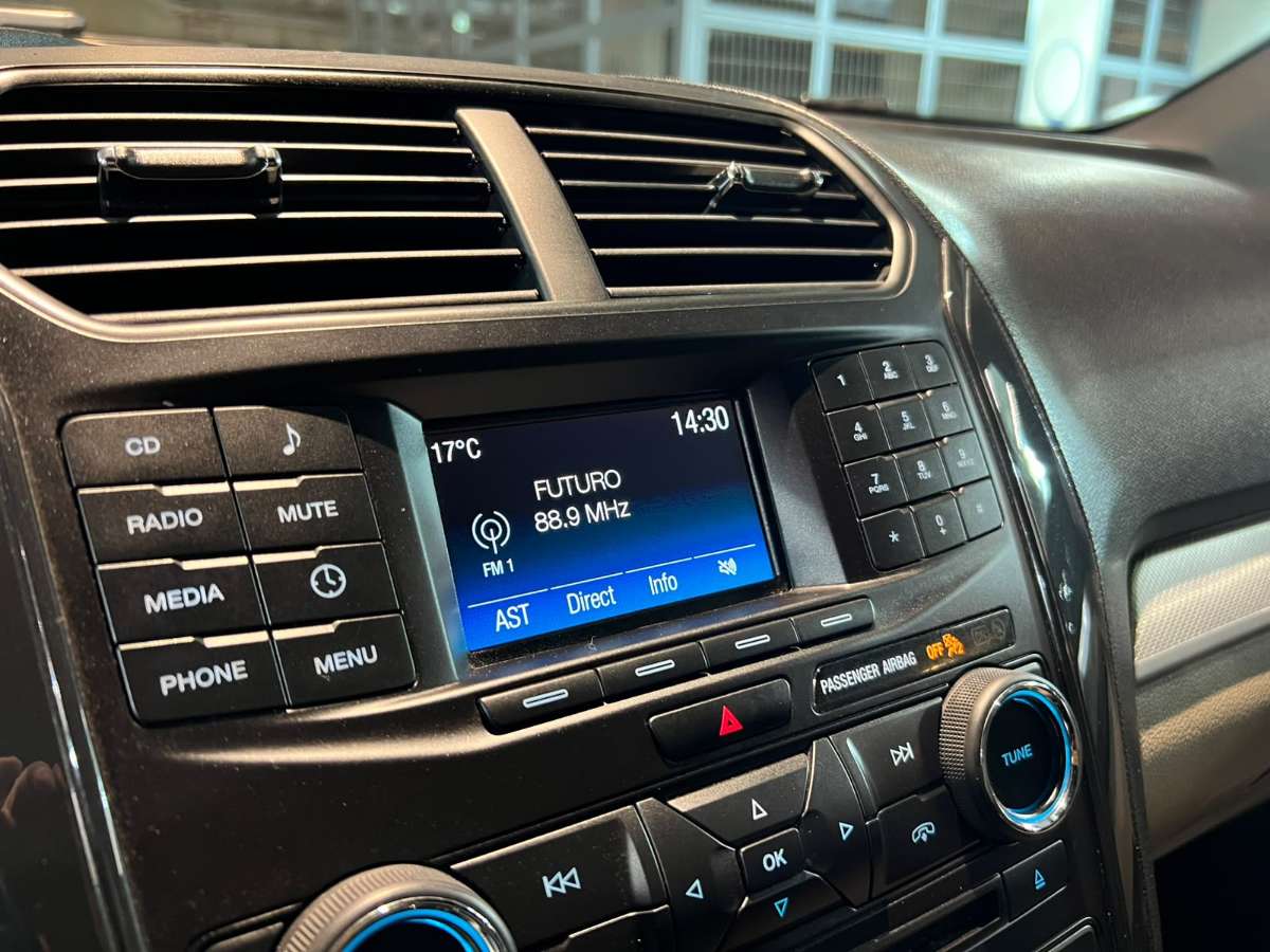 Ford Explorer — foto 14 de 21