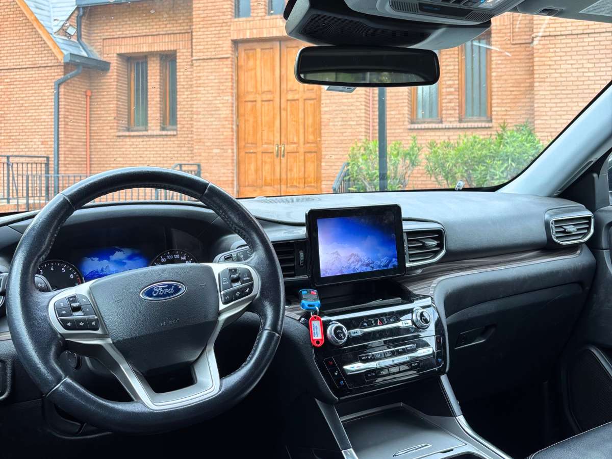 Ford Explorer — foto 7 de 9