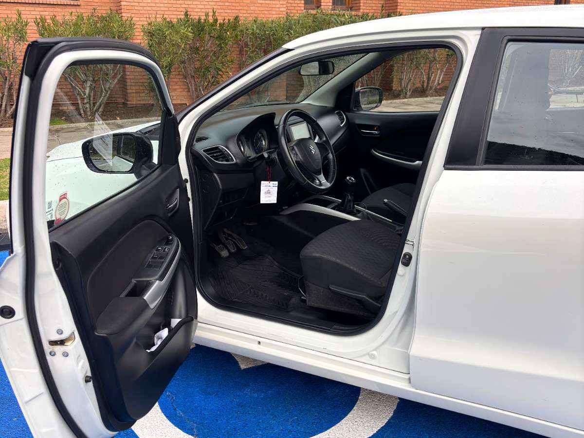 Suzuki Baleno — foto 7 de 10