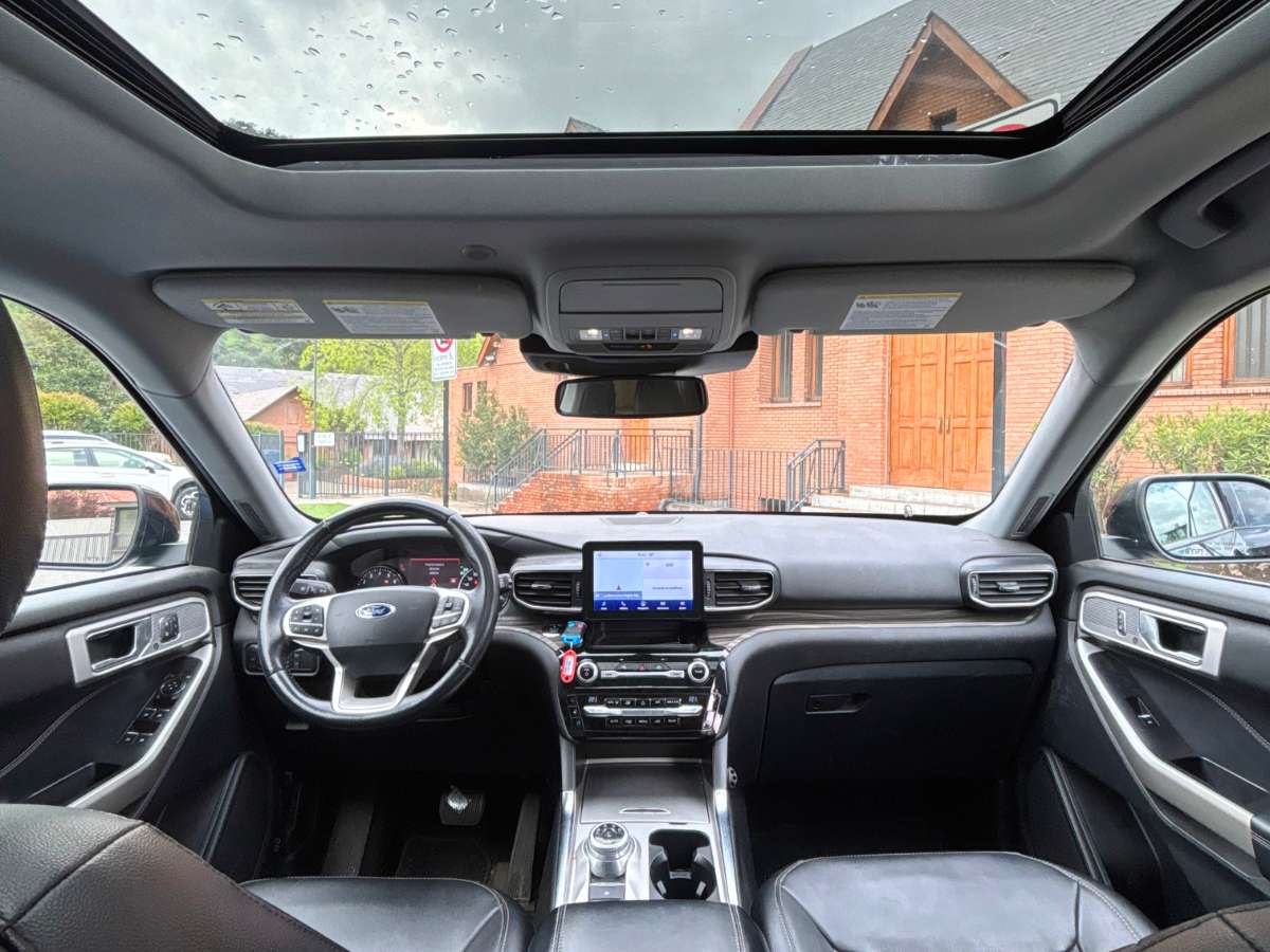 Ford Explorer — foto 8 de 9