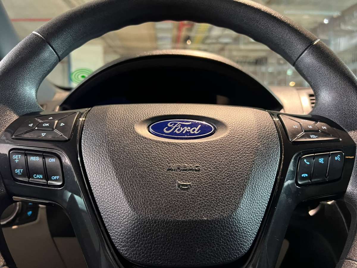 Ford Explorer — foto 11 de 21