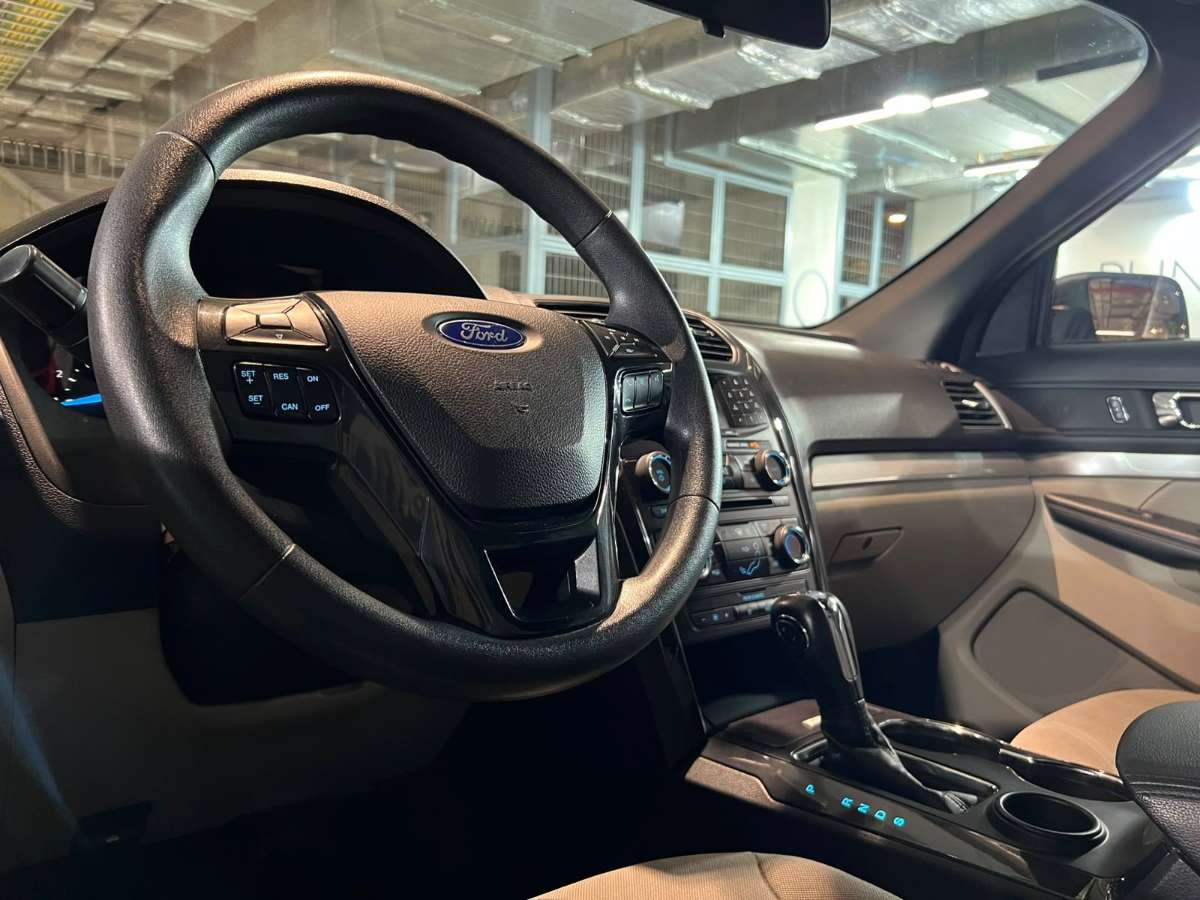 Ford Explorer — foto 9 de 21