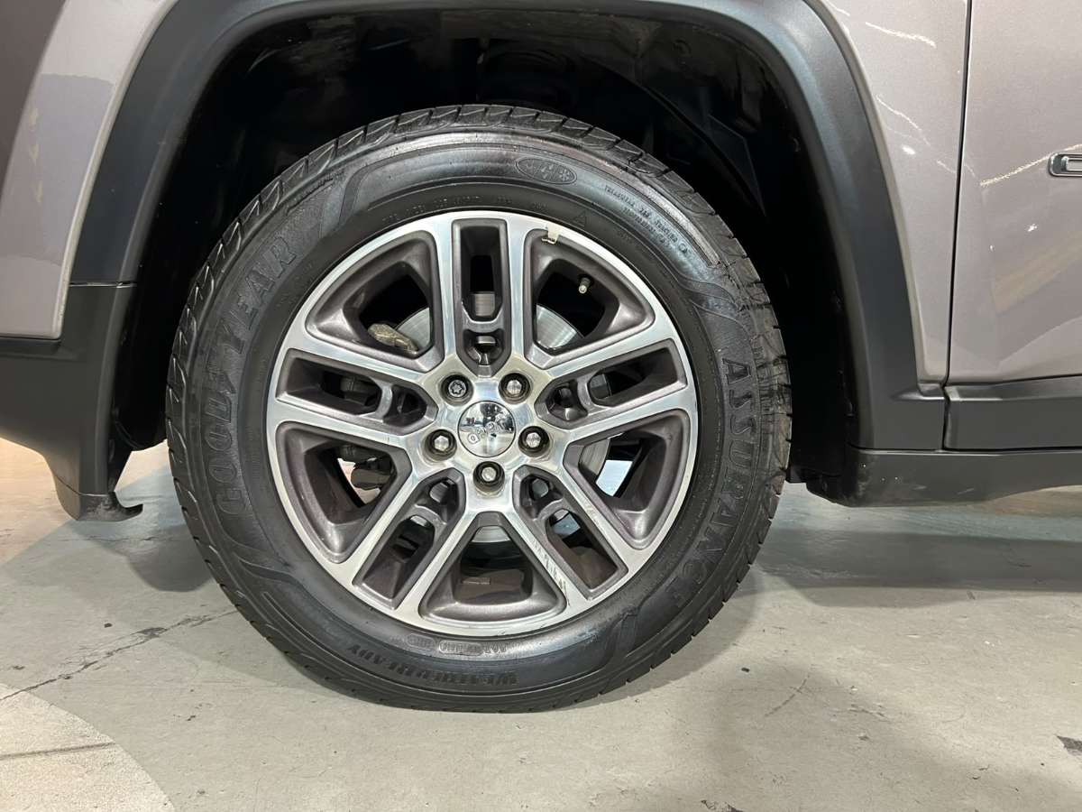 Jeep Compass — foto 8 de 21