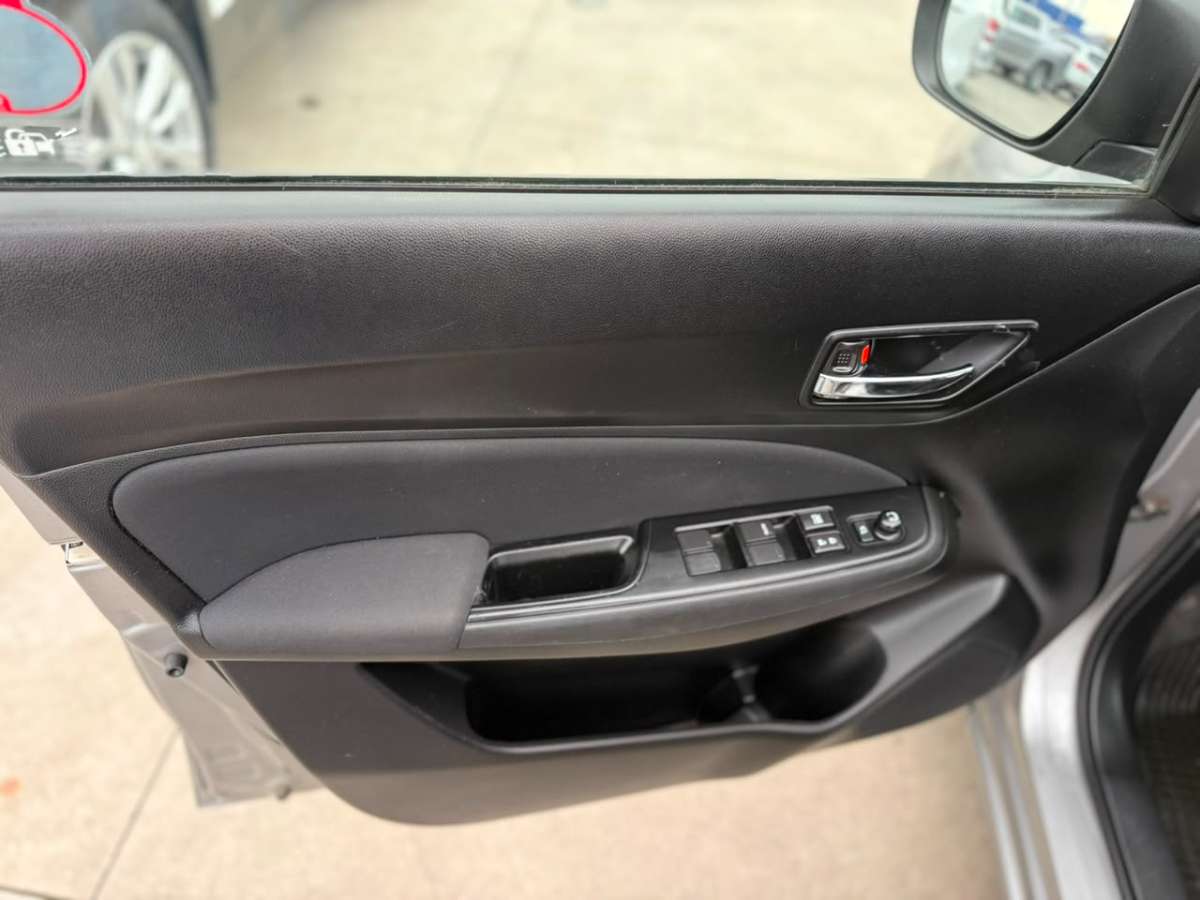 Suzuki Dzire — foto 9 de 17
