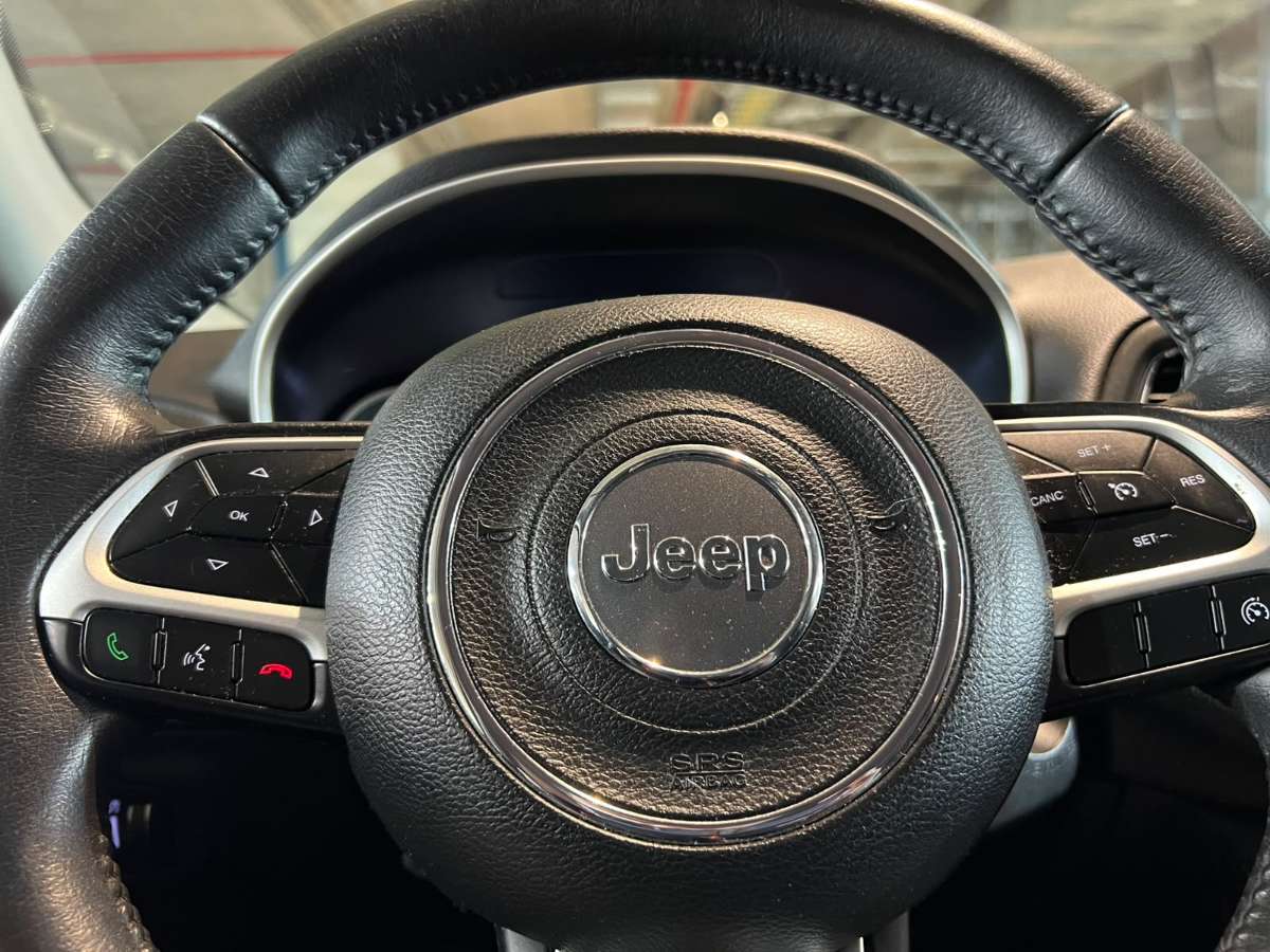 Jeep Compass — foto 11 de 21