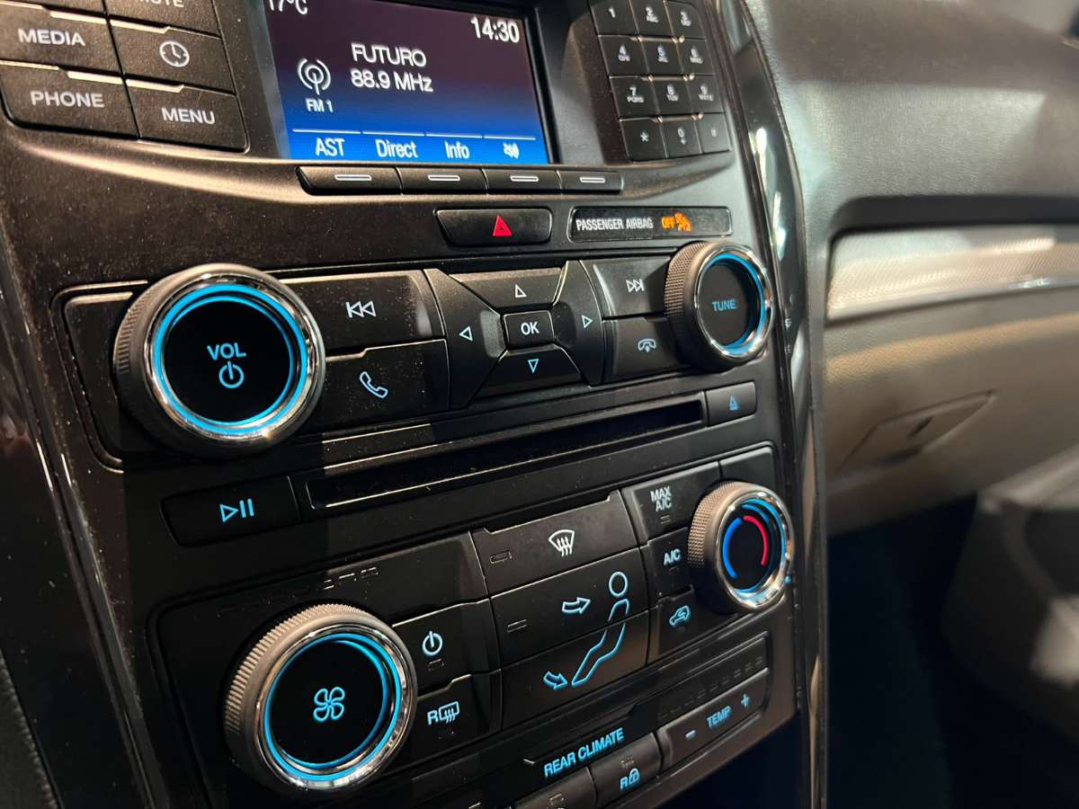 Ford Explorer — foto 15 de 21