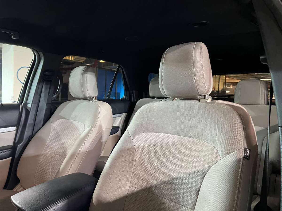 Ford Explorer — foto 18 de 21
