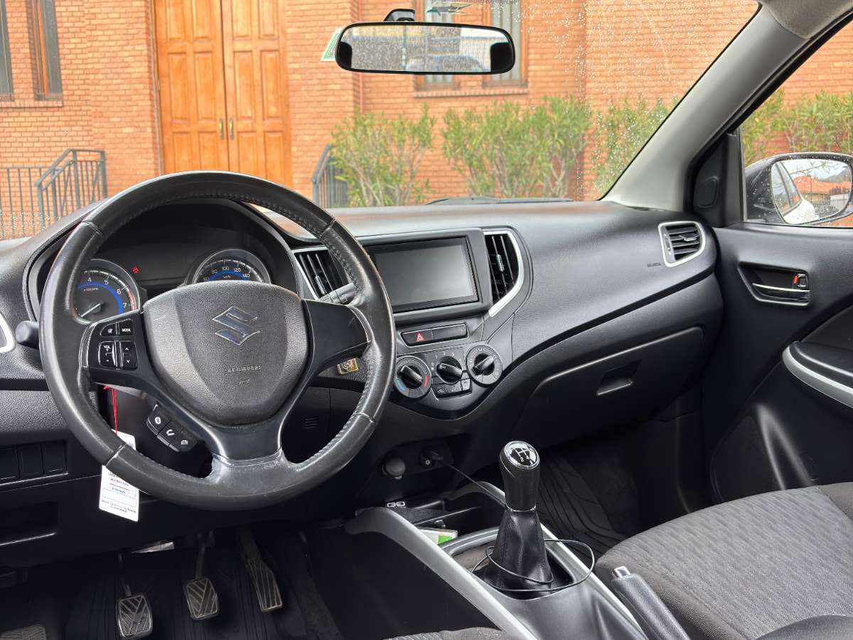 Suzuki Baleno — foto 8 de 10