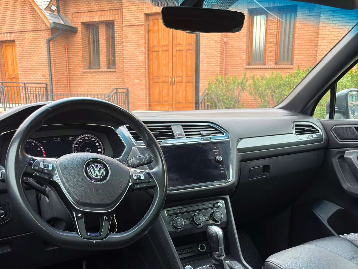 Volkswagen Tiguan — foto 8 de 10