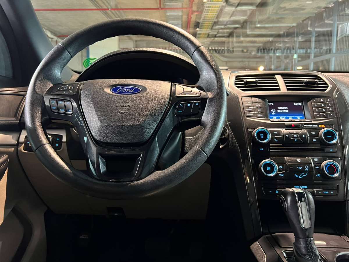 Ford Explorer — foto 10 de 21