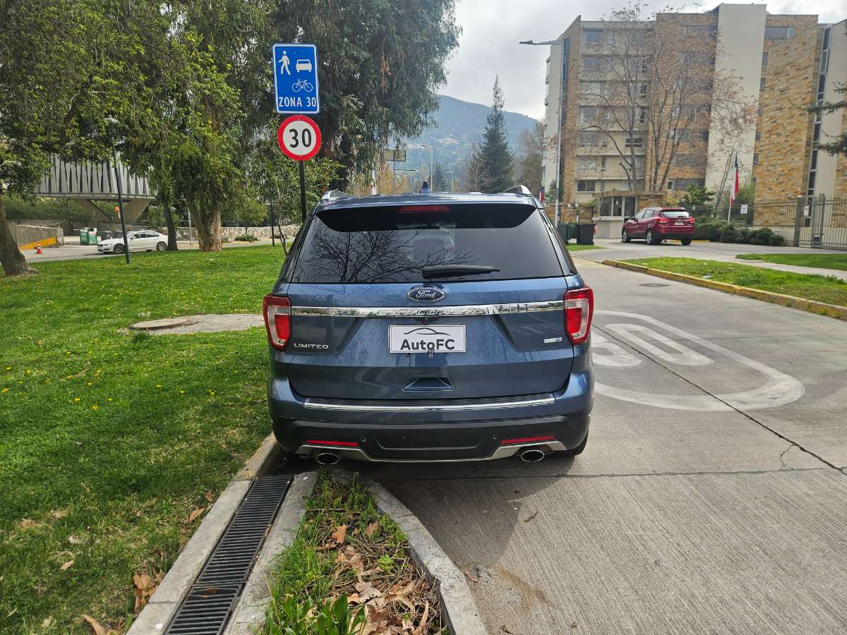 Ford Explorer — foto 7 de 23