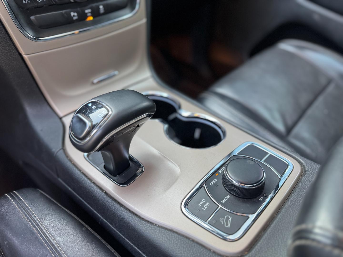 Jeep Grand Cherokee — foto 13 de 19