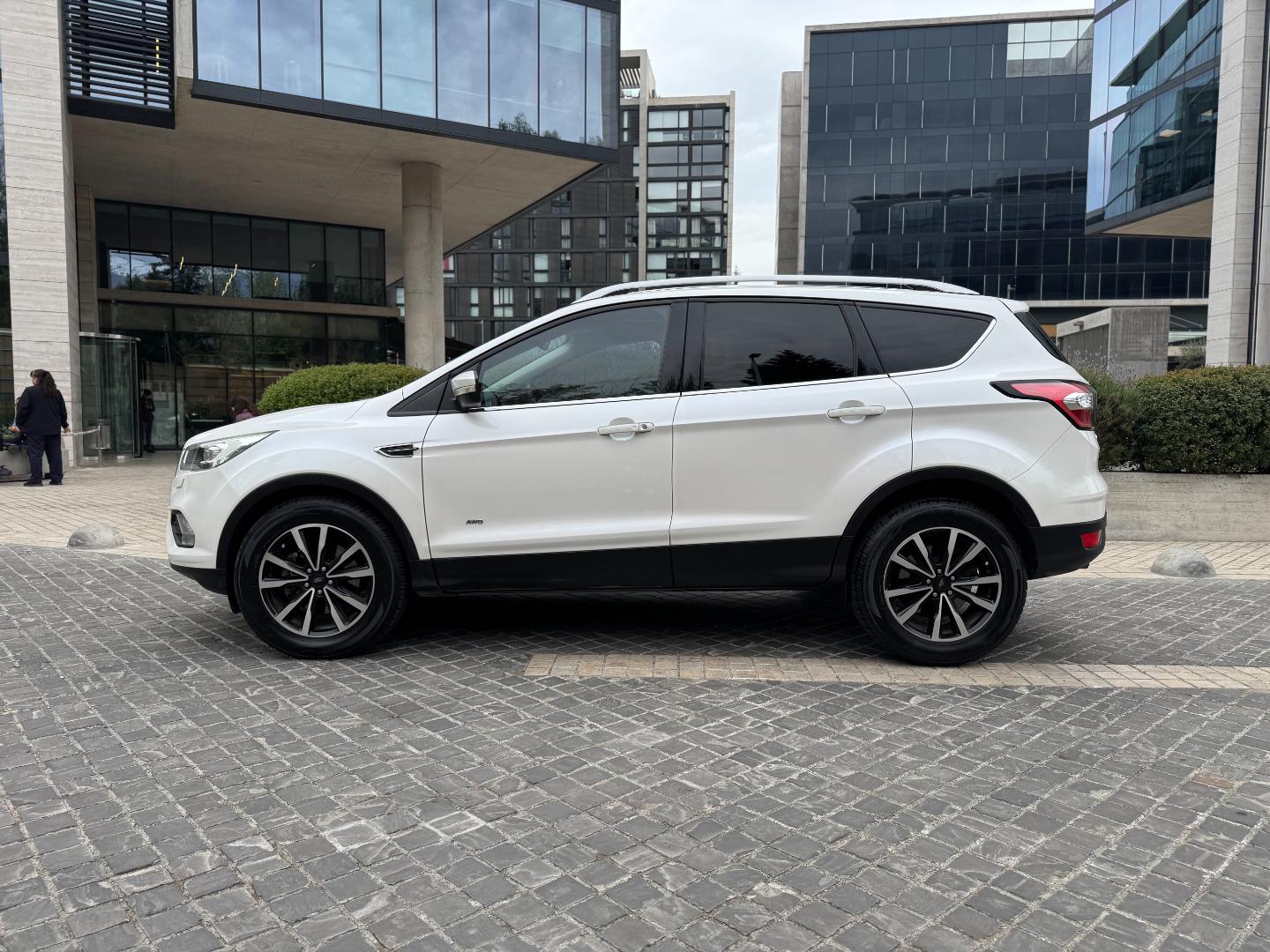 Ford Escape — foto 7 de 19