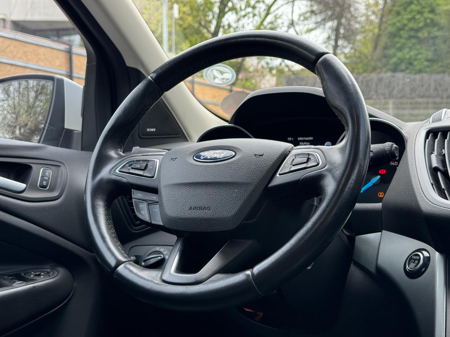 Ford Escape — foto 13 de 19