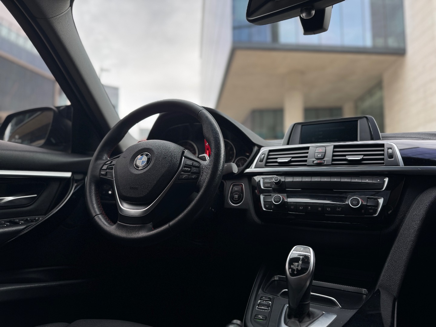 BMW 320I — foto 11 de 17