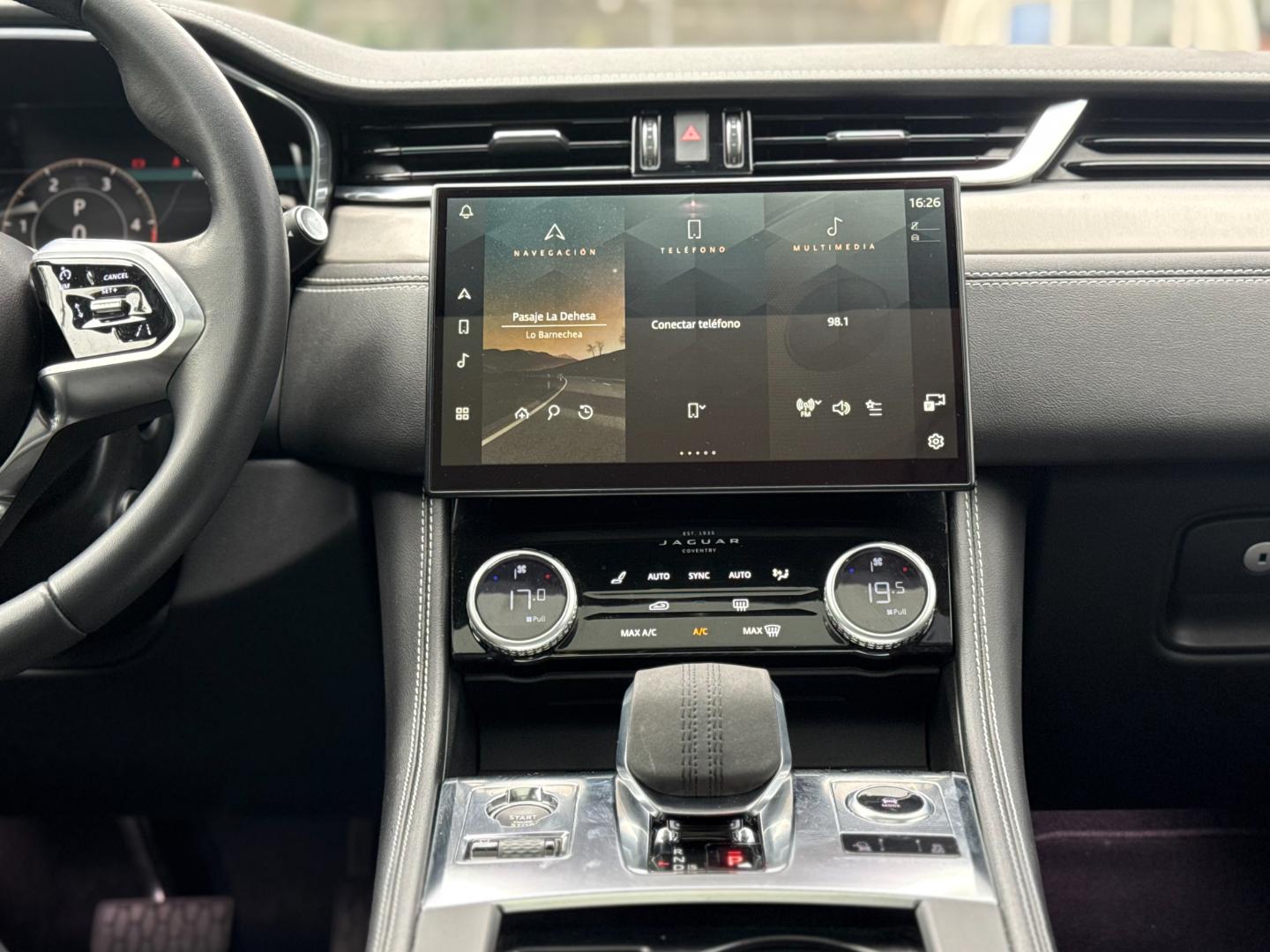 Jaguar F-Pace — foto 15 de 21