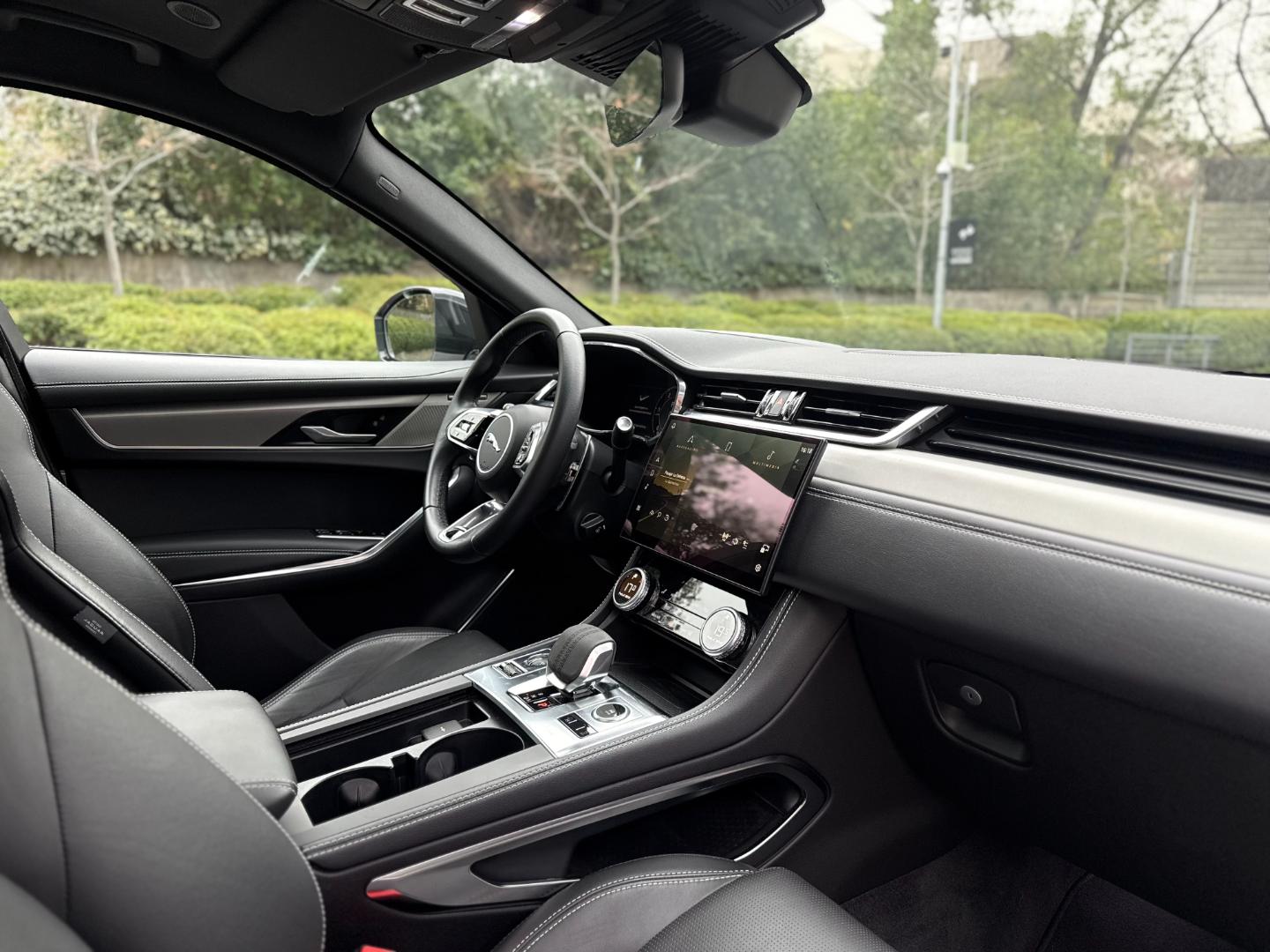 Jaguar F-Pace — foto 16 de 21