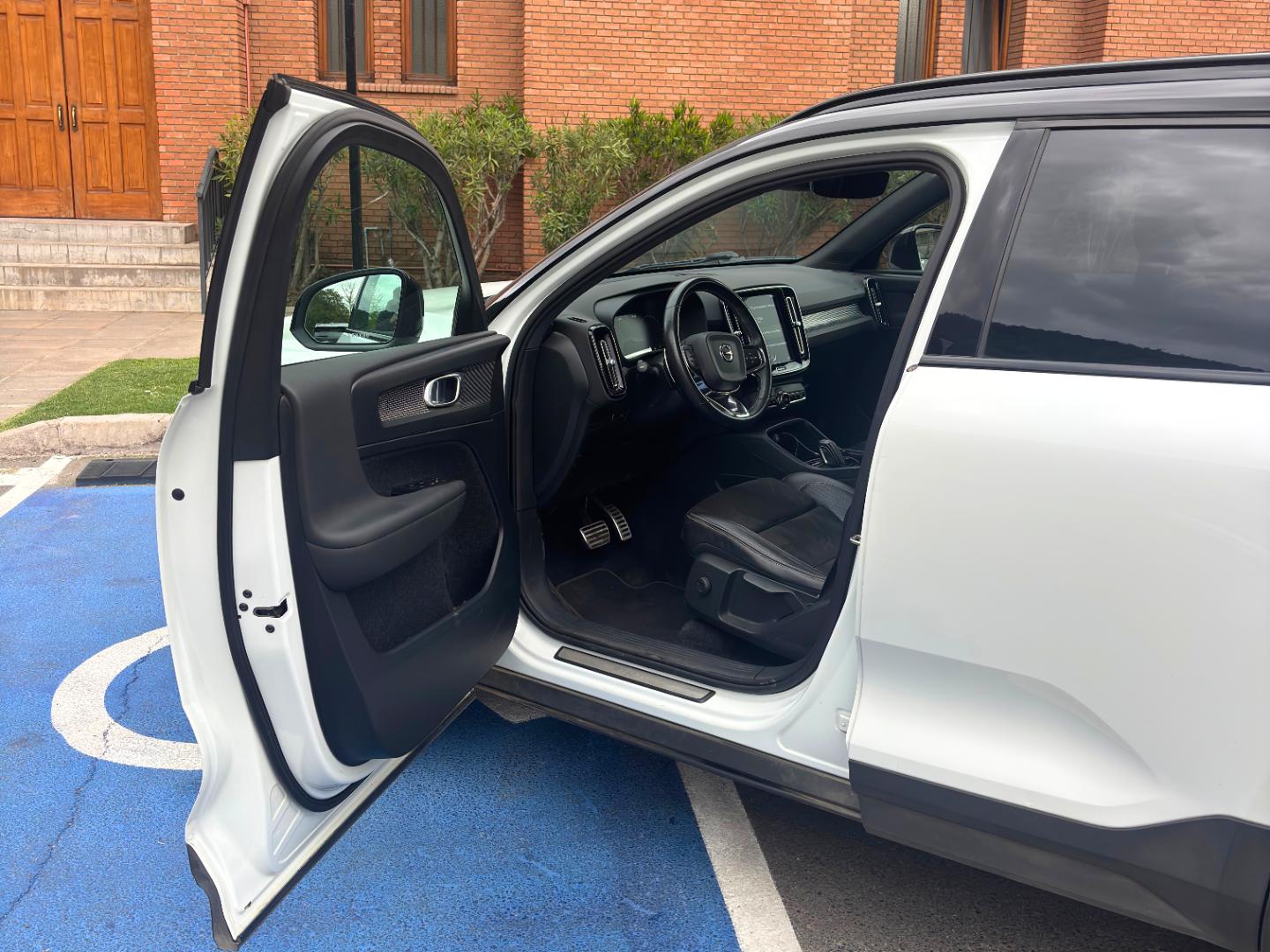 Volvo XC40 — foto 6 de 9