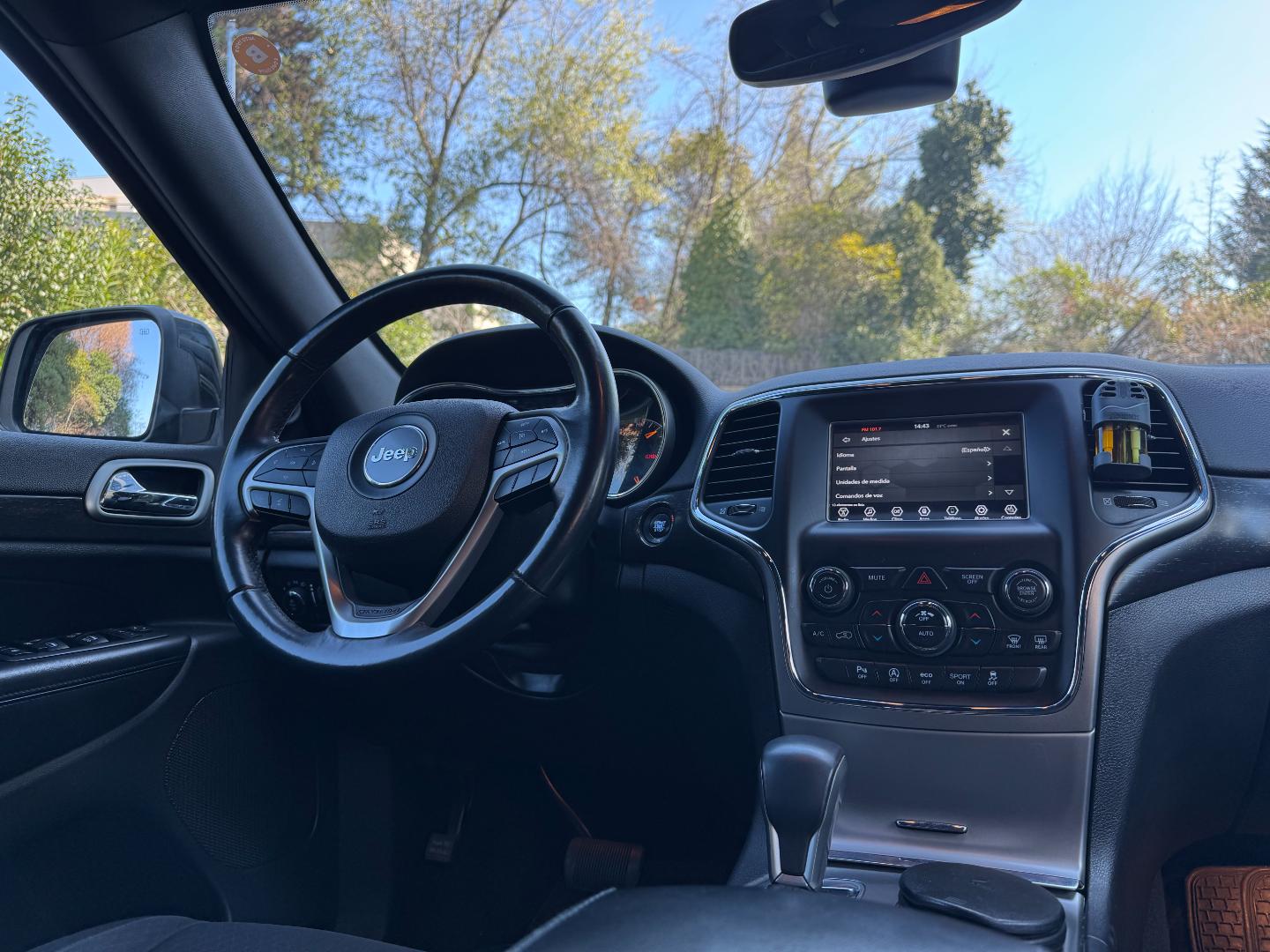 Jeep Grand Cherokee — foto 9 de 19