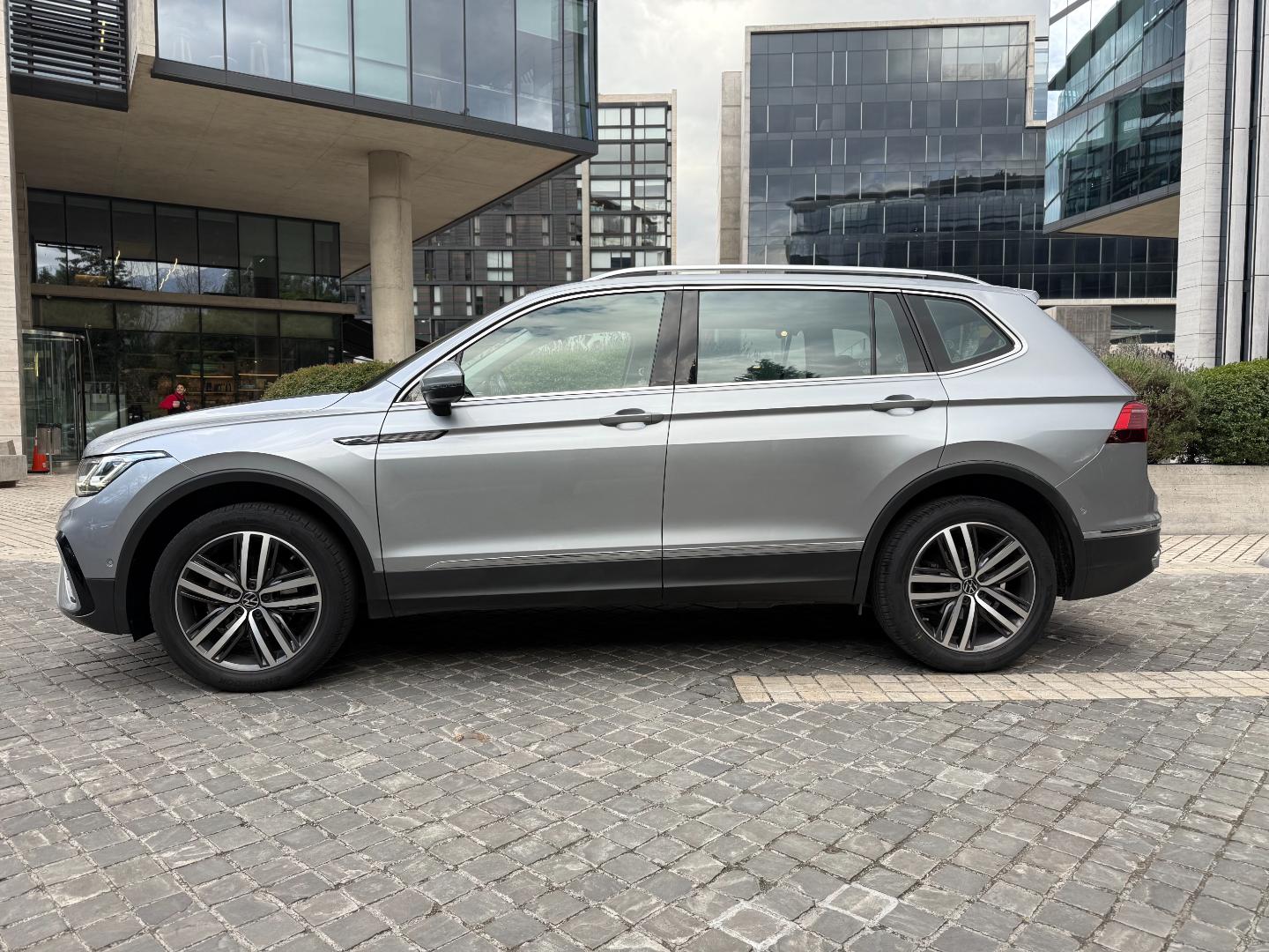 Volkswagen Tiguan — foto 7 de 20