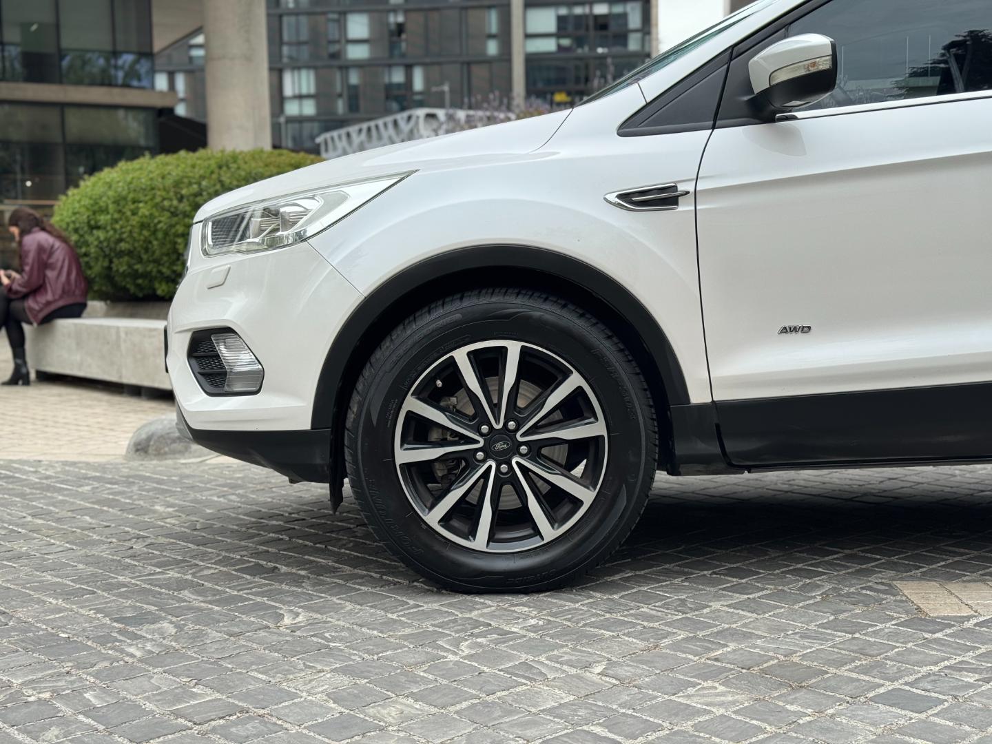Ford Escape — foto 8 de 19