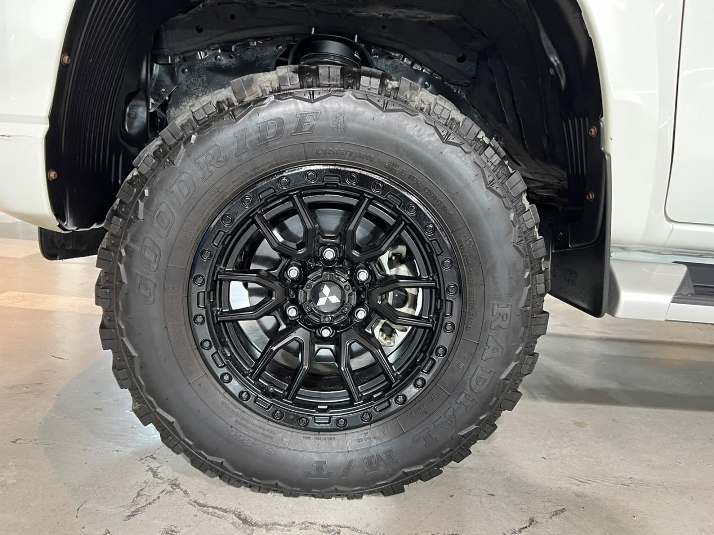 Mitsubishi L200 — foto 10 de 21