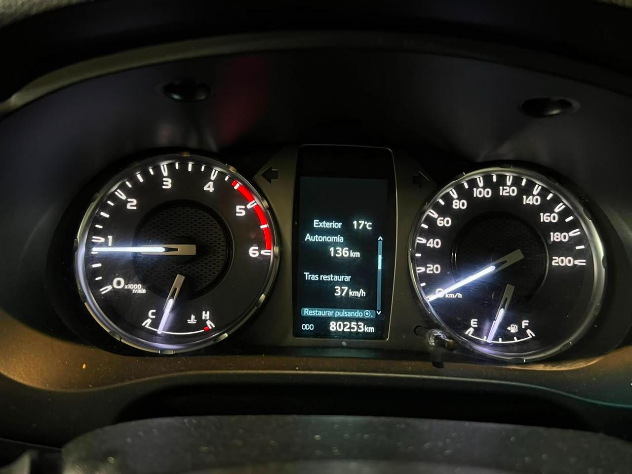 Toyota Hilux — foto 13 de 18