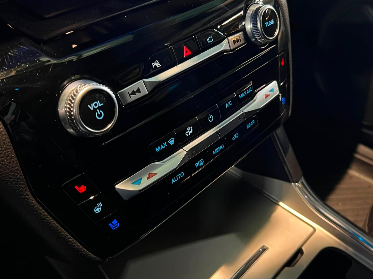 Ford Explorer — foto 17 de 23