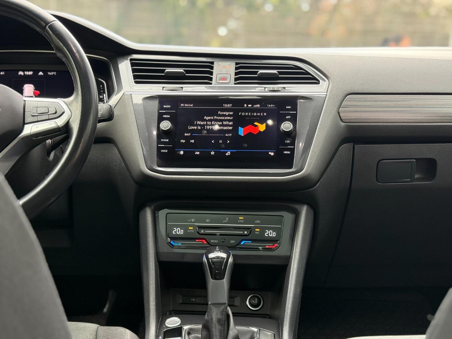 Volkswagen Tiguan — foto 14 de 20