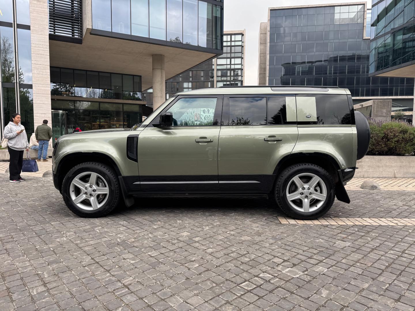 Land Rover Defender — foto 7 de 19