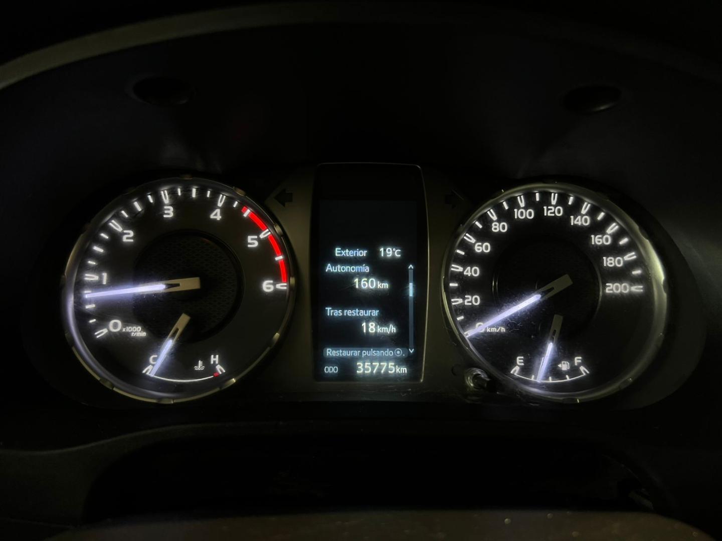 Toyota Hilux — foto 12 de 20
