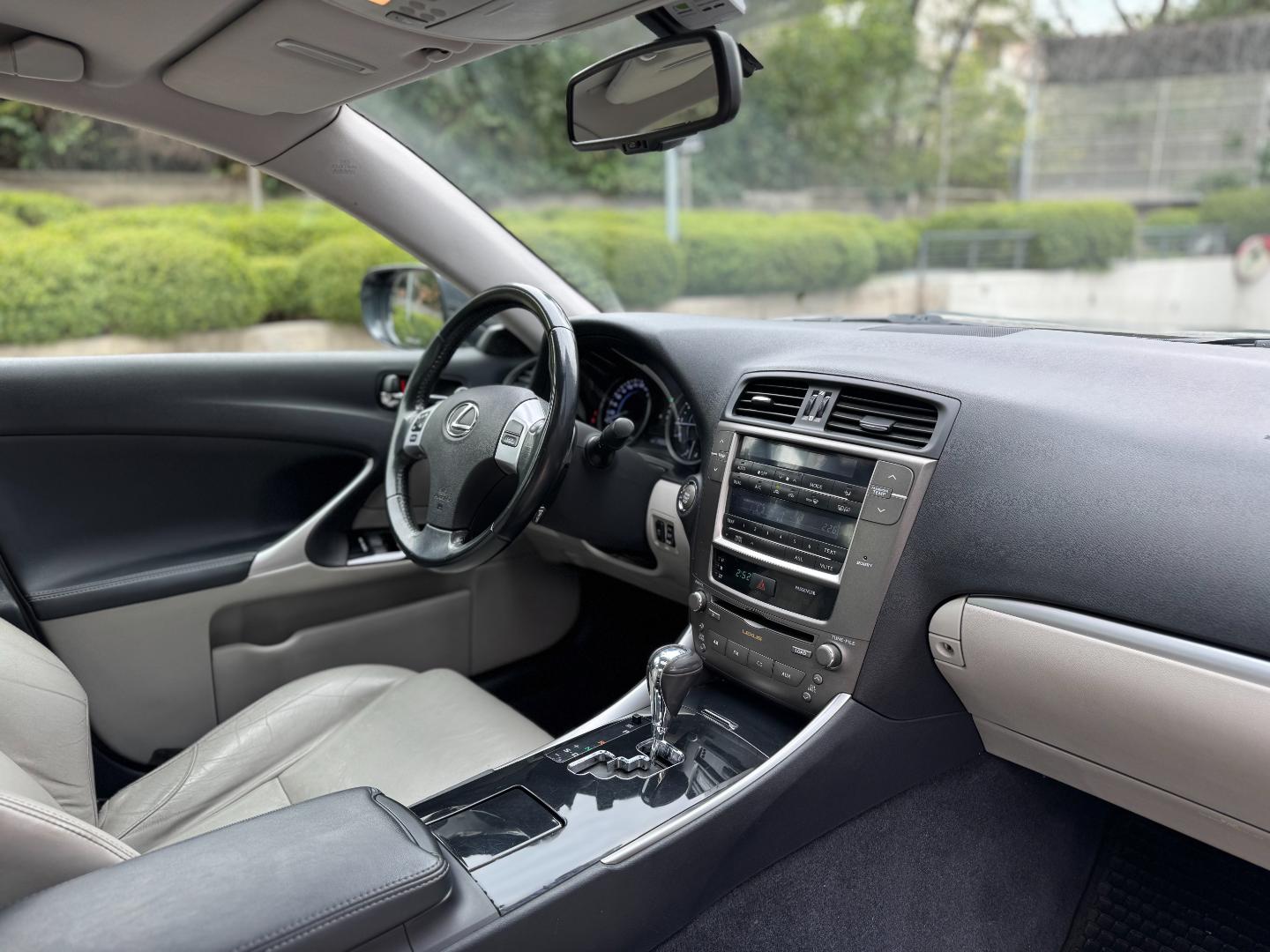 Lexus Is250 — foto 15 de 19