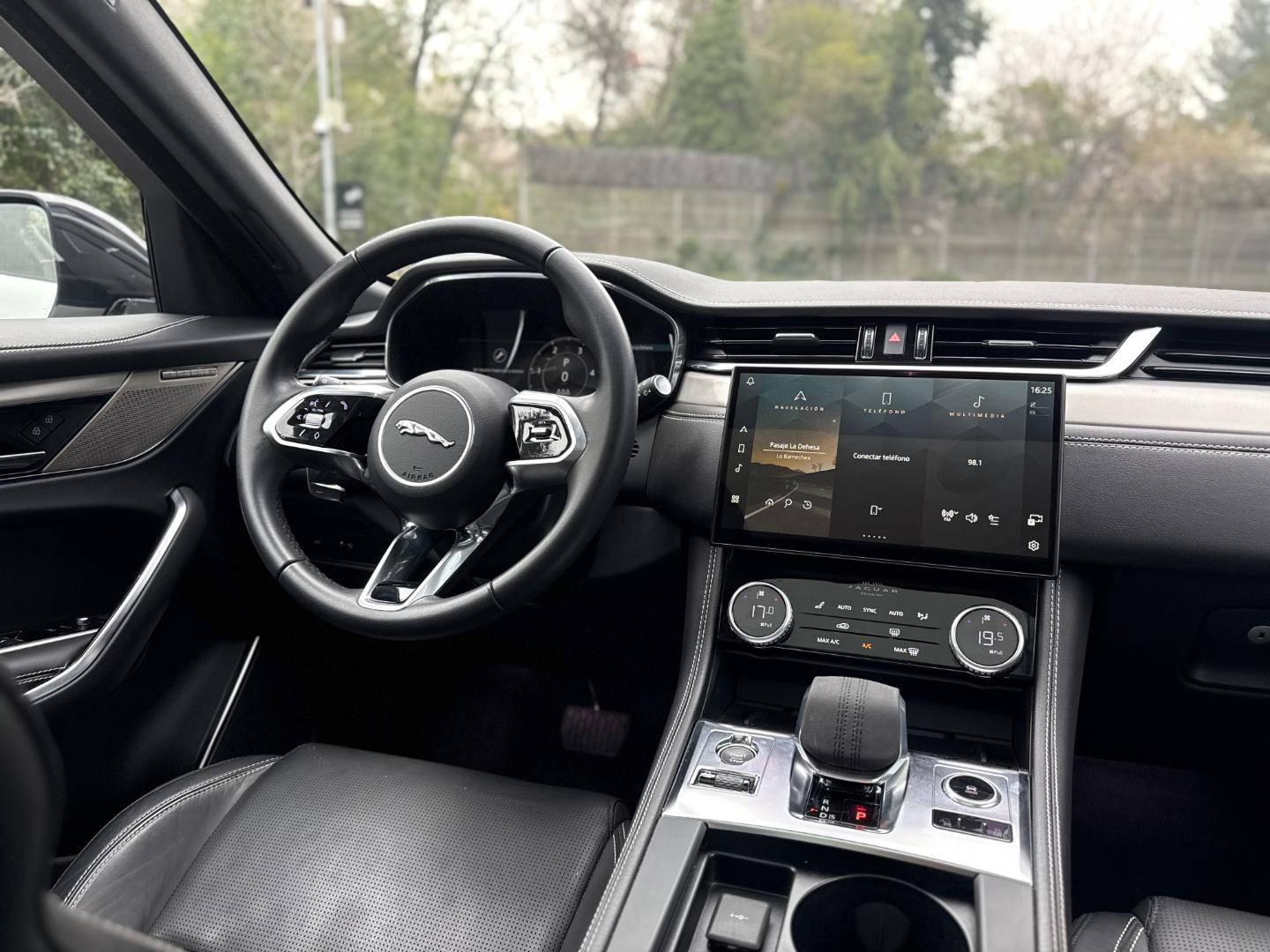 Jaguar F-Pace — foto 10 de 21
