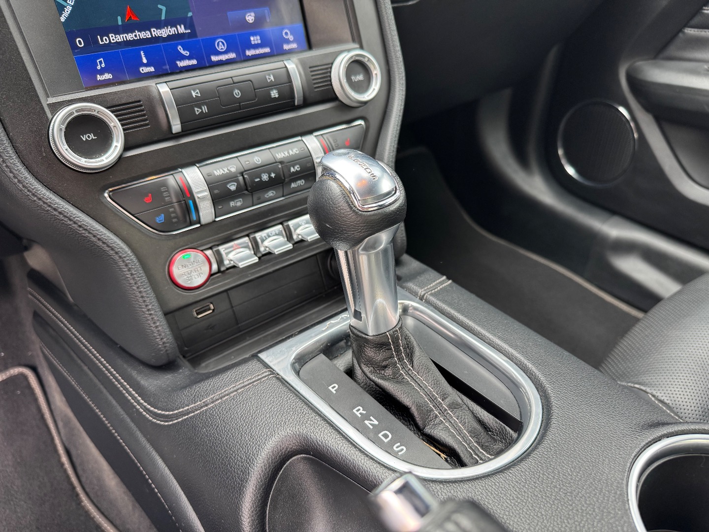 Ford Mustang — foto 14 de 19