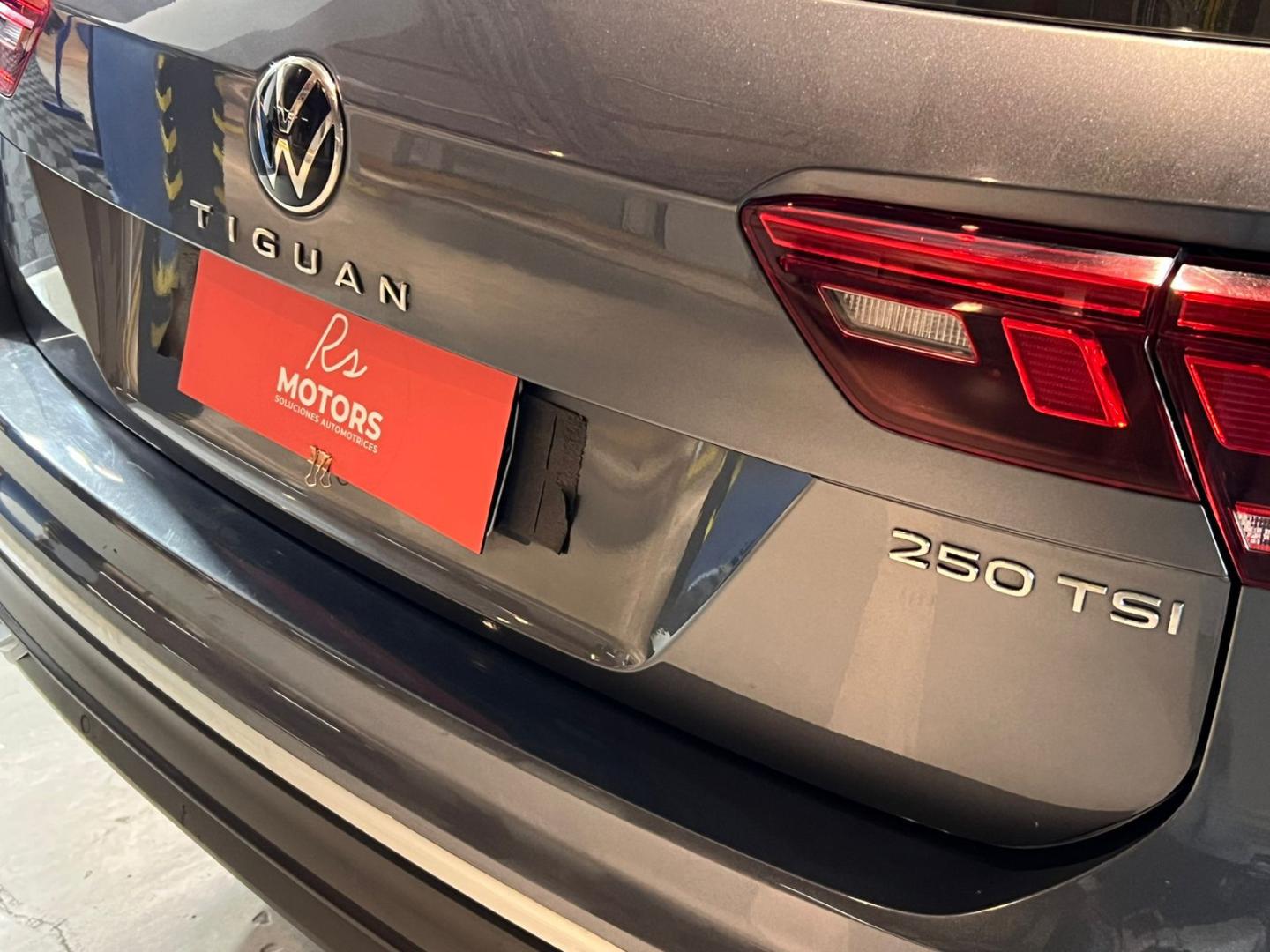 Volkswagen Tiguan — foto 7 de 22