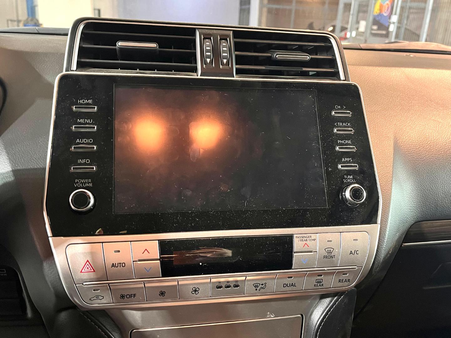 Toyota Land Cruiser Prado — foto 12 de 23