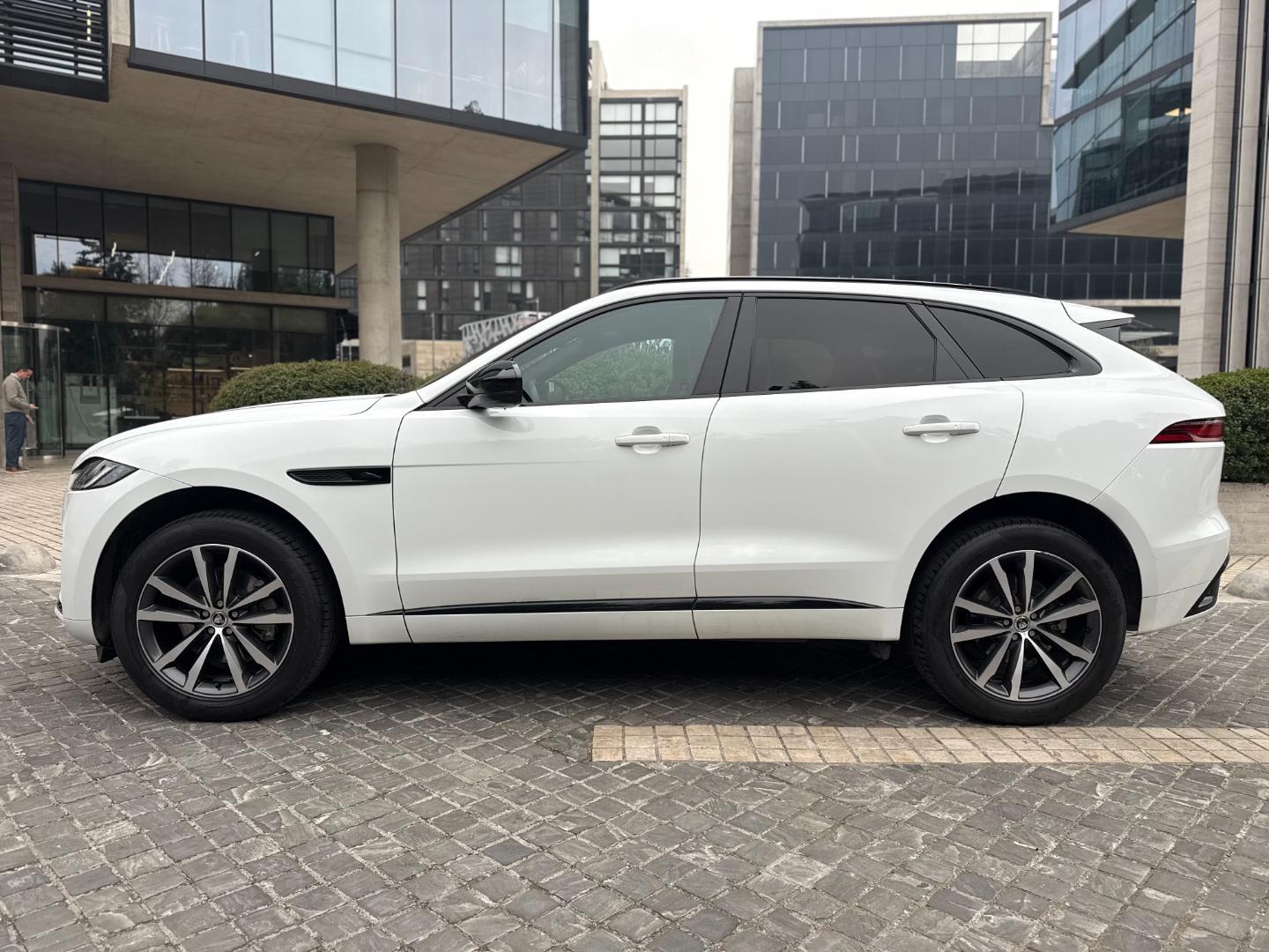 Jaguar F-Pace — foto 8 de 21