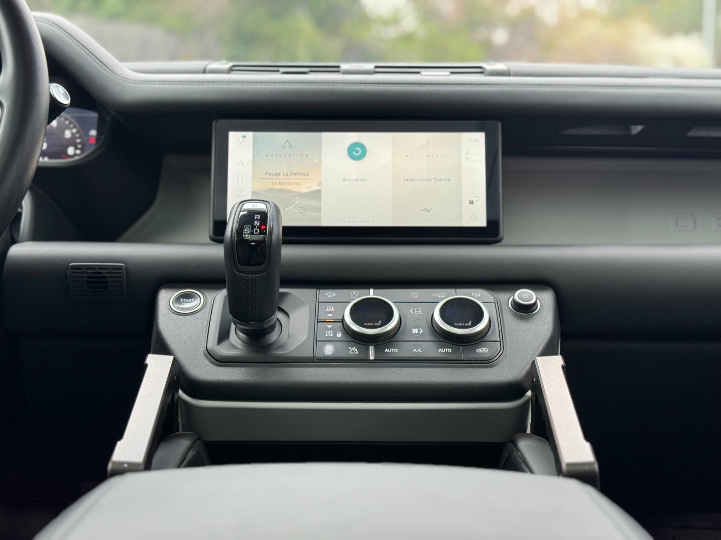 Land Rover Defender — foto 15 de 19
