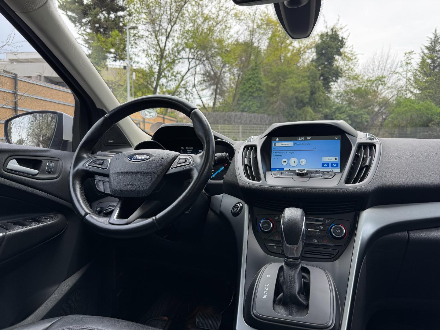 Ford Escape — foto 9 de 19