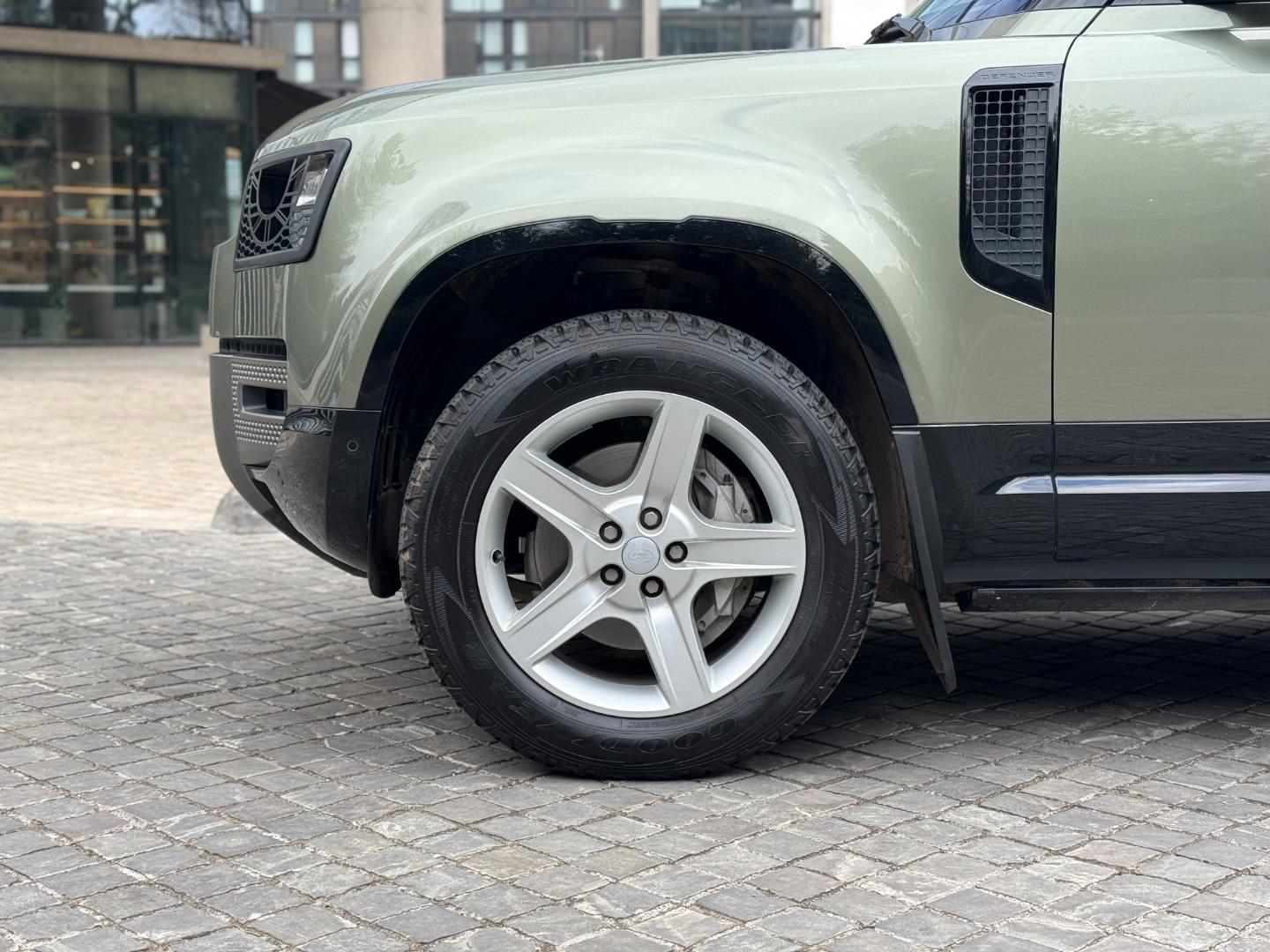 Land Rover Defender — foto 8 de 19