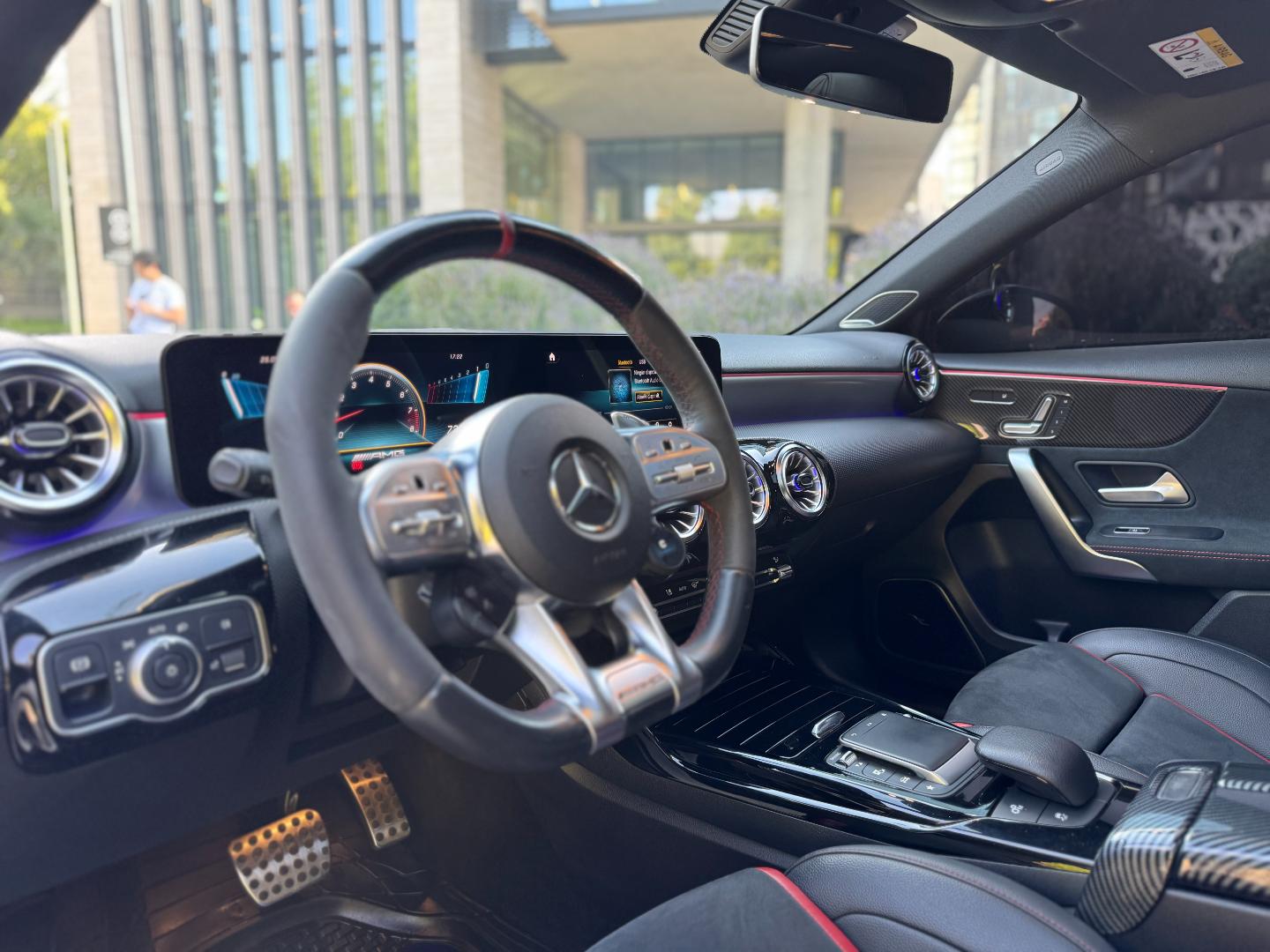 Mercedes-Benz A45S — foto 10 de 18